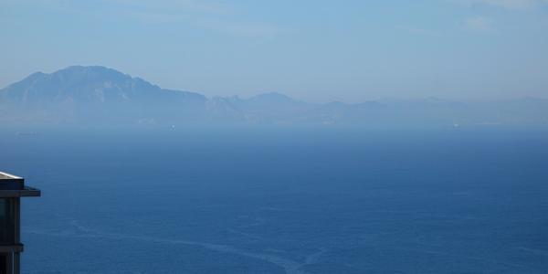 070. Gibraltar, pohled přes úžinu