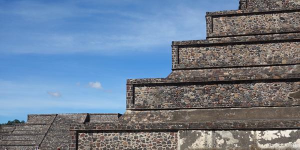 033. Teotihuacán, pyramida Měsíce, vyhlídka