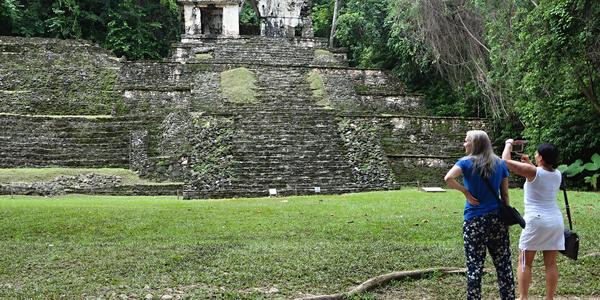 168. Palenque, před chrámem Lebky