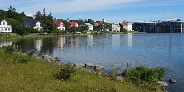 012-Reykjavík, rybník Tjornin s radnicí