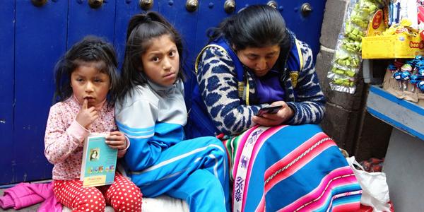 065. Cuzco, Indiánka s dětmi