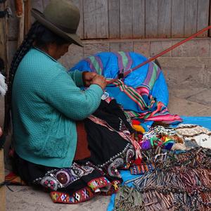 084. Pisac, na tržišti