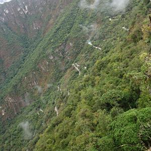 131. Machu Picchu, serpentiny k ruinám