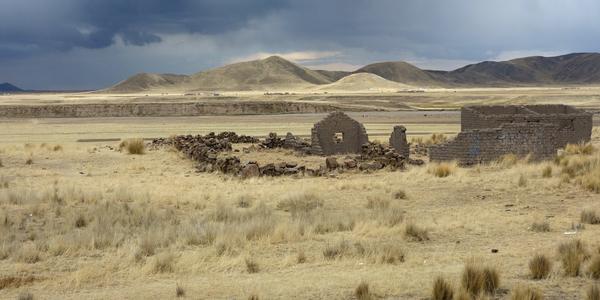 172. Cesta Cuzco-Puno, opuštěných stavení přibývá