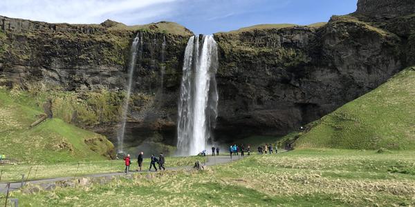 17-Vodopád Seljalandfoss