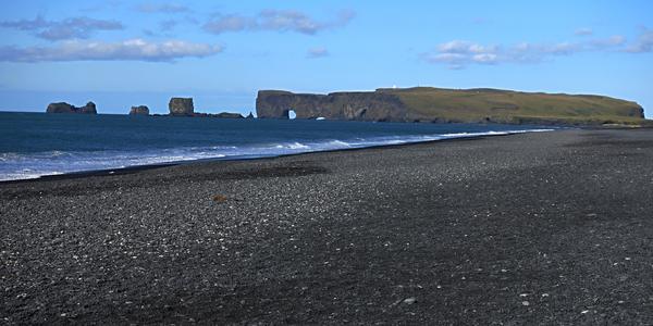 107-Reynisfjara, v dálce Dýrholaey