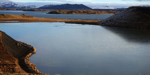 044-Skútusstadir, pohled na Mývatn a sopku Hverfjall