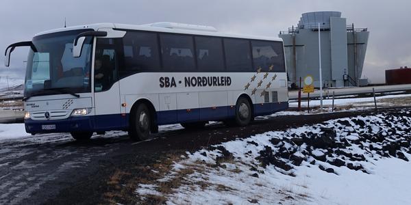 073-Krafla a kráter Víti, autobus zůstává u geotermální elektrárny