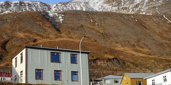 097-Siglufjordur, zátarasy proti lavinám