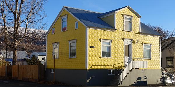 141-Akureyri, plechová fasáda je běžná