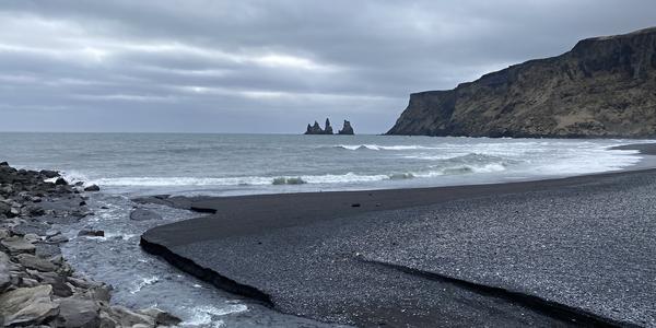 008 Vík na jižním pobřeží, pohled k Reynisdrangar