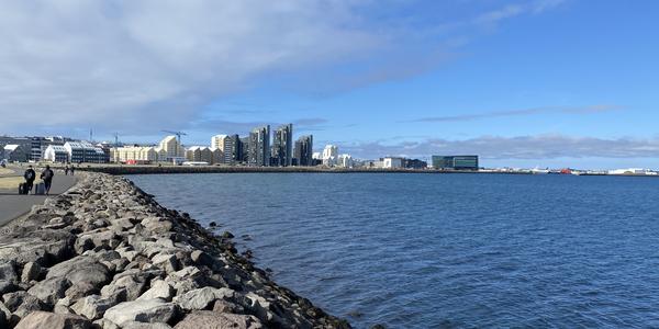 016 Reykjavík, pohled z nábřeží do města