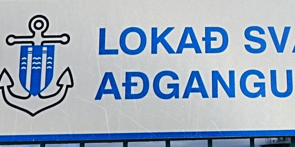 028 Její logo je kombinací kotvy a městského znaku Reykjavíku