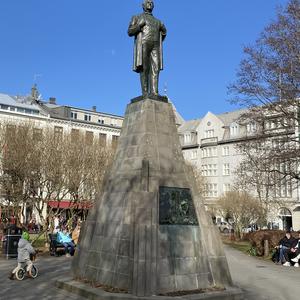 045 Pomník Jóna Sigurdssona před budovou parlamentu