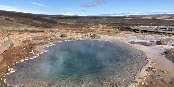 100 Geysir, horké jezírko