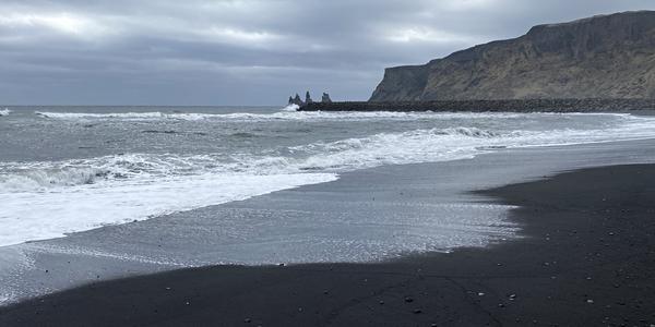 124 Vík i Mýrdal, pohled k Reynisdrangar