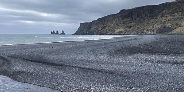125 Vík i Mýrdal, pohled k Reynisdrangar