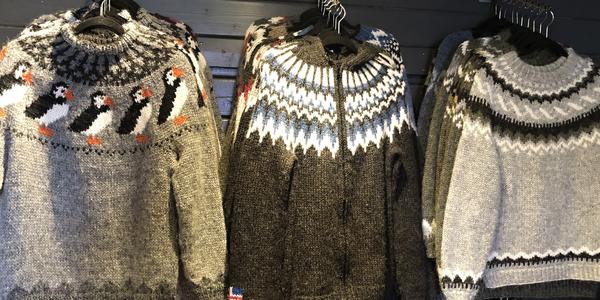 132 Seljalandfoss, svetry Lopapeysa