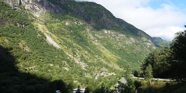 50 Pod ledovcem Briksdalsbreen