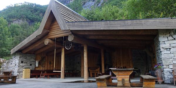 53 Pod ledovcem Briksdalsbreen