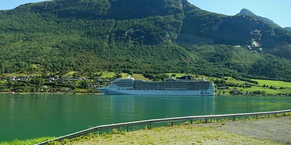 59 Pod ledovcem Briksdalsbreen