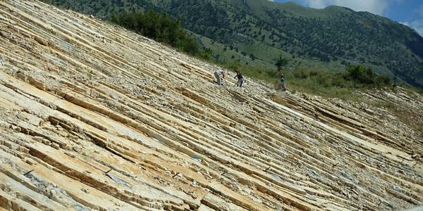 200a Saranda, nová silnice ještě trochu ve stavbě