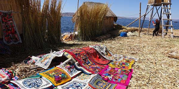 097-Titicaca, los Uros, ruční výšivky