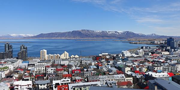 023-Reykjavík, na obzoru hora Esja