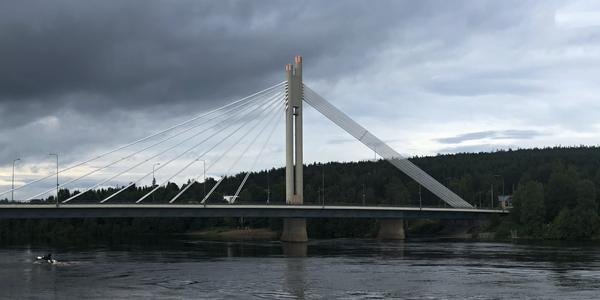 011-Rovaniemi, ikonický most Dřevorubecká svíčka