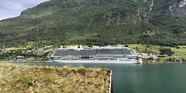 078-Olden, pohled na cruiser v Loenu, v pozadí hora Hoven
