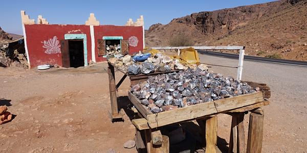 0022-Taroudant - Ouarzazate, prodejna zkamenělin