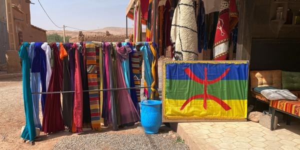 042-Ait Ben Haddou 0a, berberská vlajka
