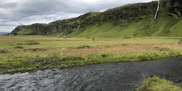 008-Pod vodopádem Seljalandfoss